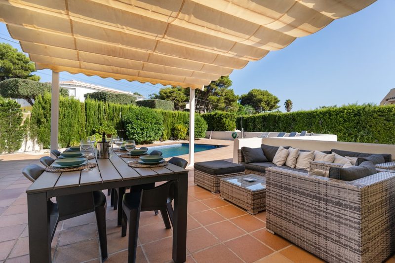 Fasada i wejście do willi – Villa Pinyes, Jávea