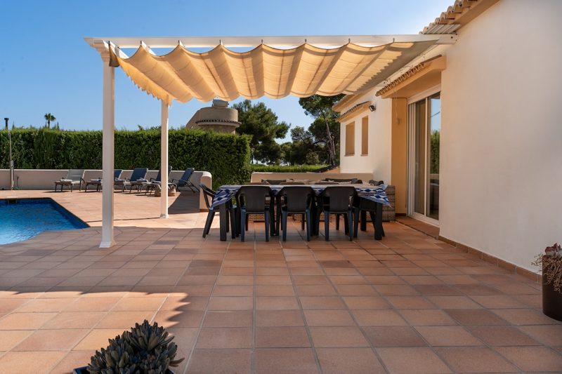 Taras przy basenie – Villa Pinyes, Jávea